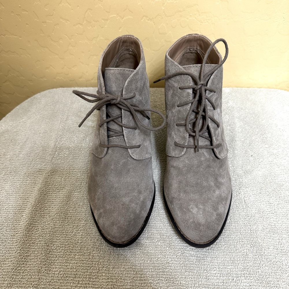 Vionic Suede ankle boots w/ lace up front small heel Taupe Size 7.5 Wide